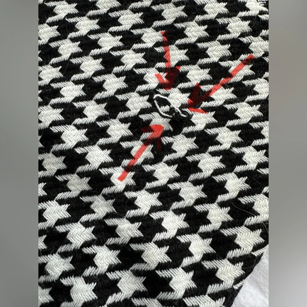 ✨ SOLD ✨ EUC Akira Chicago Red Label Black White Houndstooth Fringe Long Scarf - Picture 5 of 8